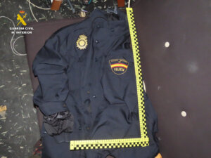 Uniforme de la Policía Nacional con insignia y cinta de medición
