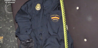 Uniforme de la Policía Nacional con insignia y cinta de medición