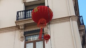 Linternas rojas decorativas para el Año Nuevo Chino en València