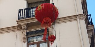 Linternas rojas decorativas para el Año Nuevo Chino en València