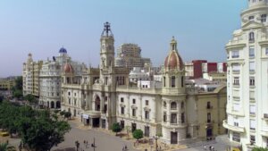 Vista del Ayuntamiento de Valencia con largas colas de personas