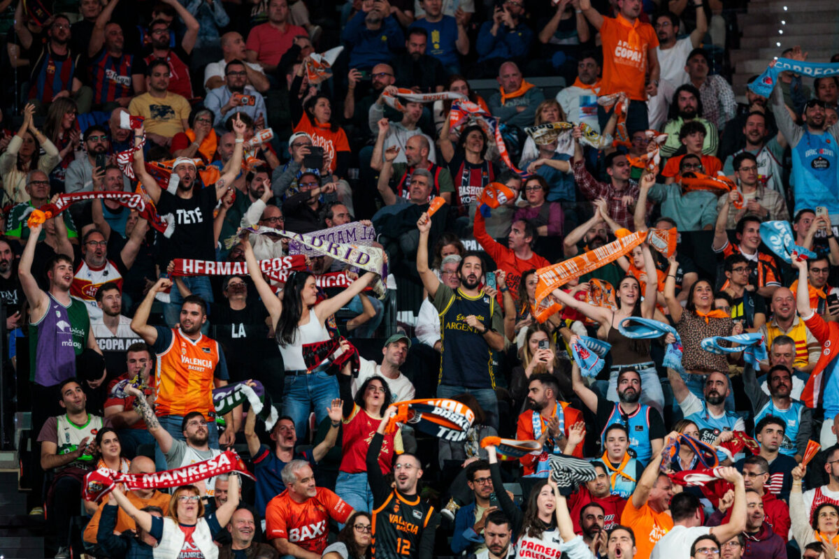 Aficionados animando al Valencia Basket en un partido de baloncesto