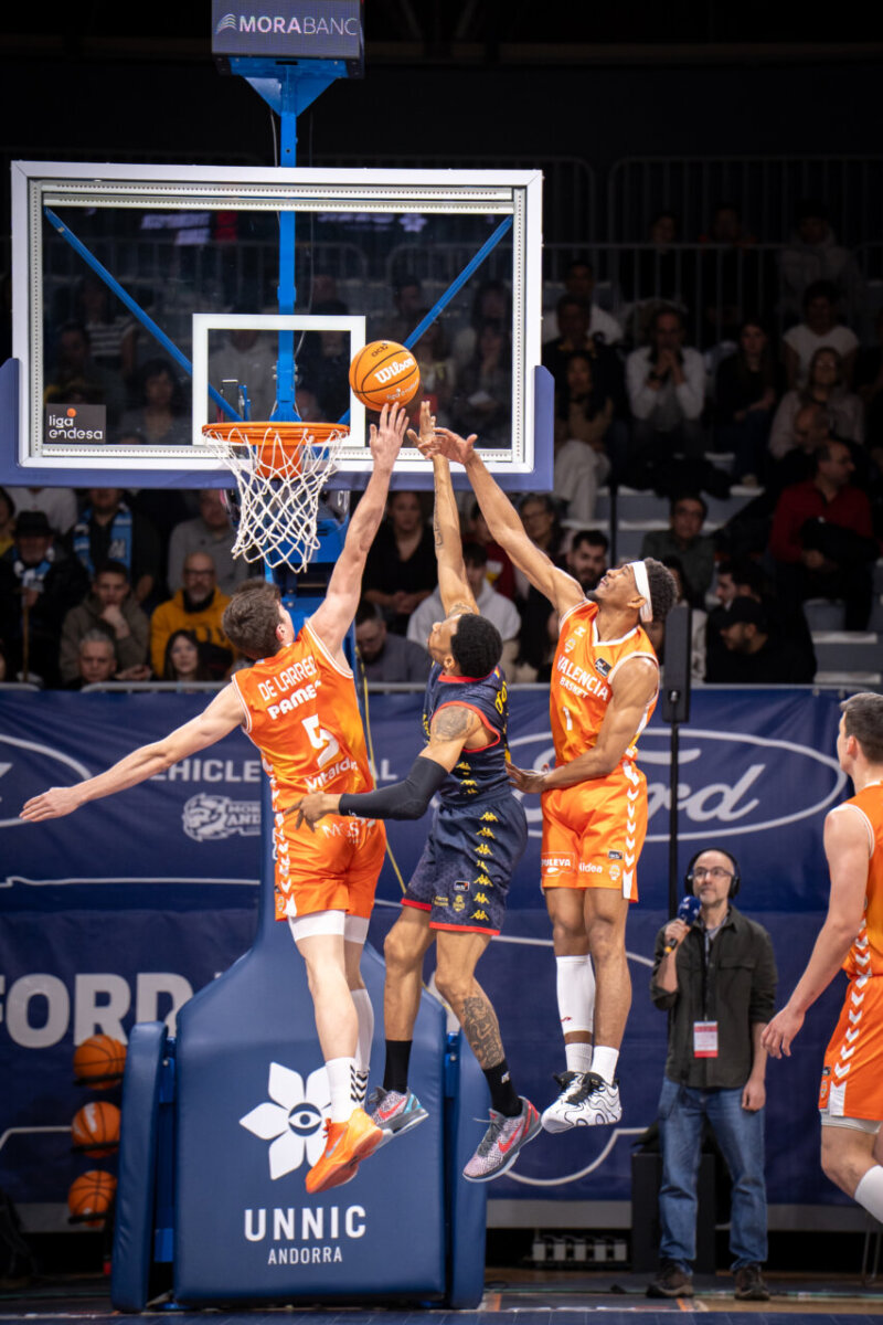 Jugadores de baloncesto en acción durante un partido entre Valencia Basket y MoraBanc Andorra