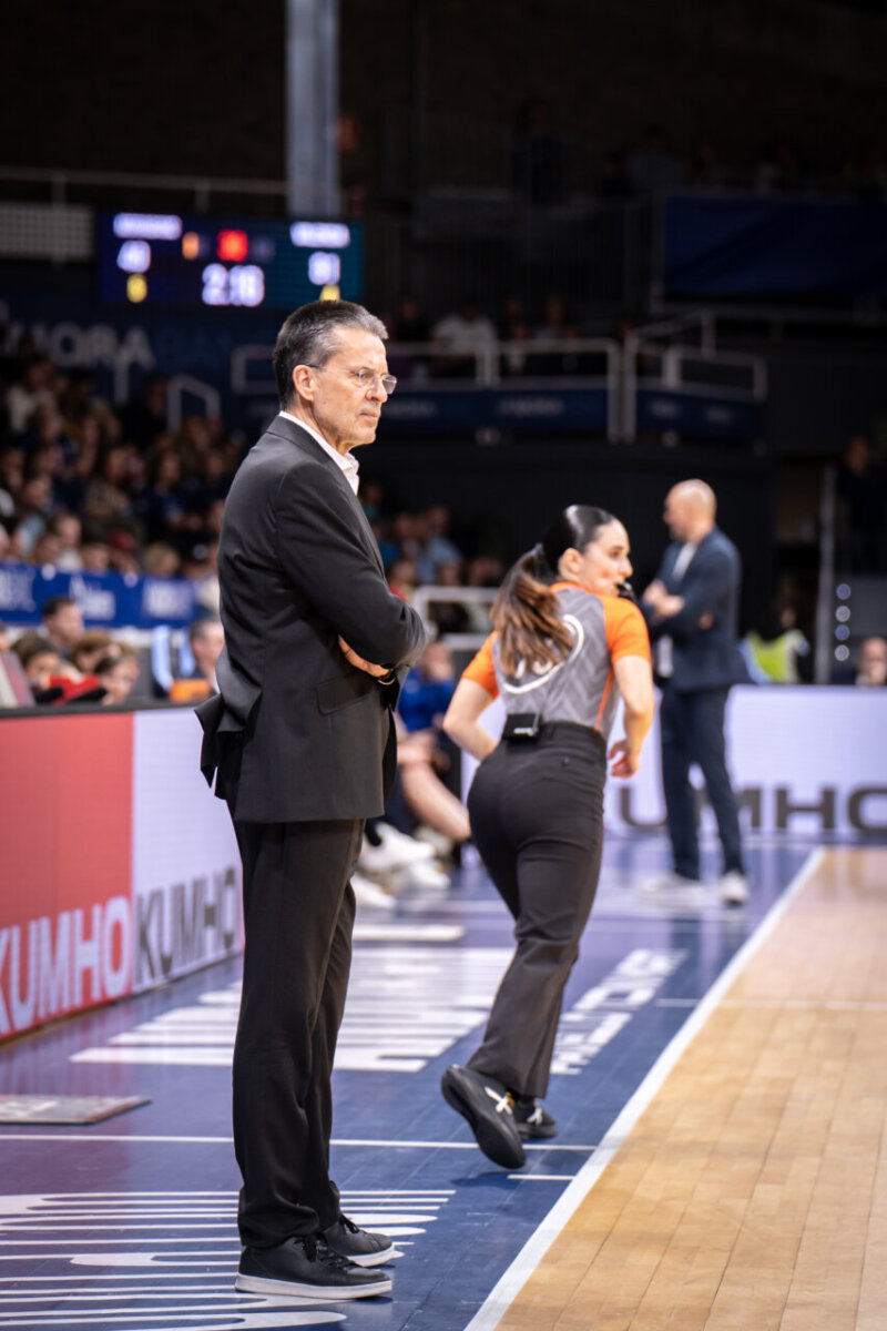Entrenador de Valencia Basket observando el partido contra MoraBanc Andorra.