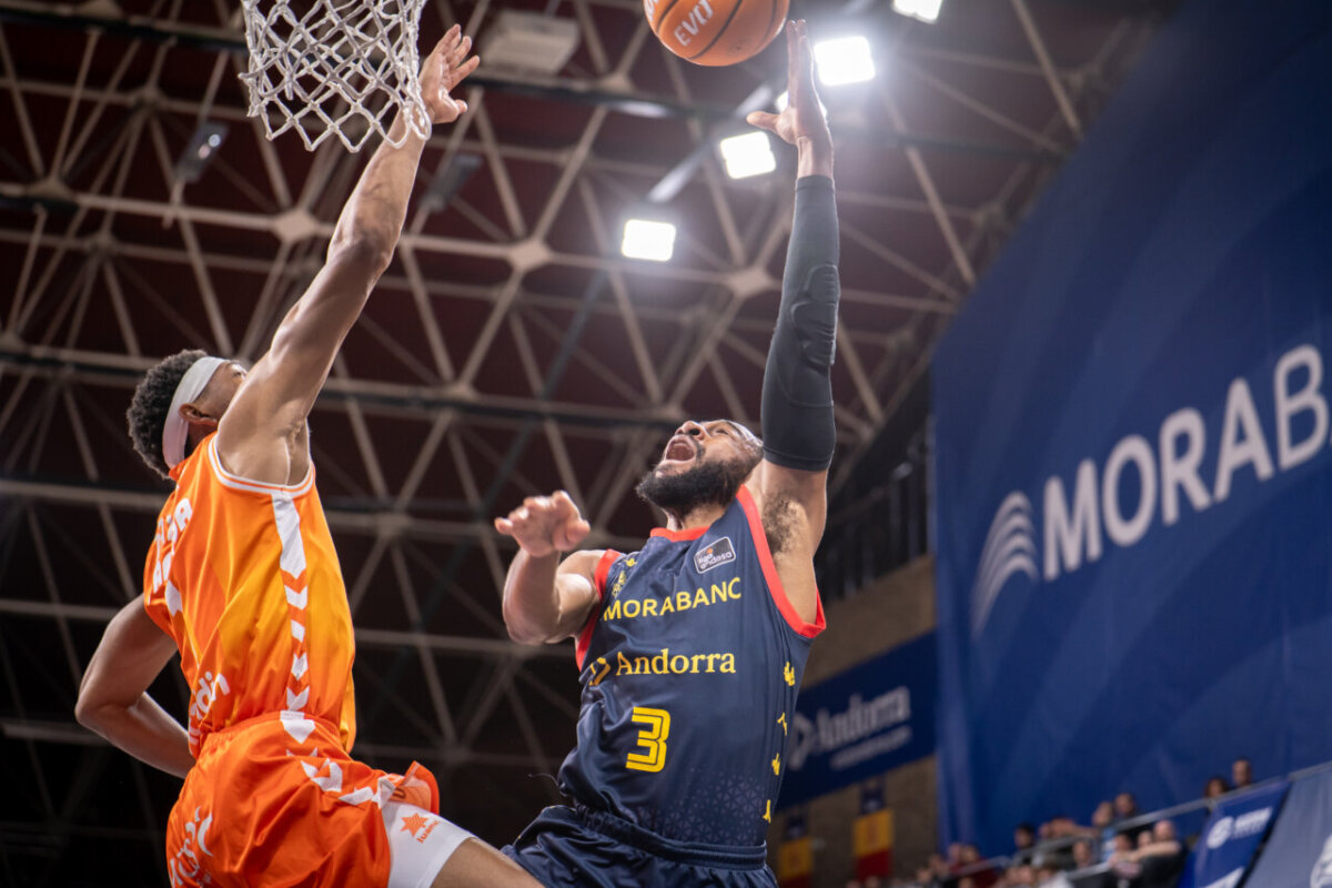 Jugadores de baloncesto en un emocionante partido entre Valencia Basket y MoraBanc Andorra.