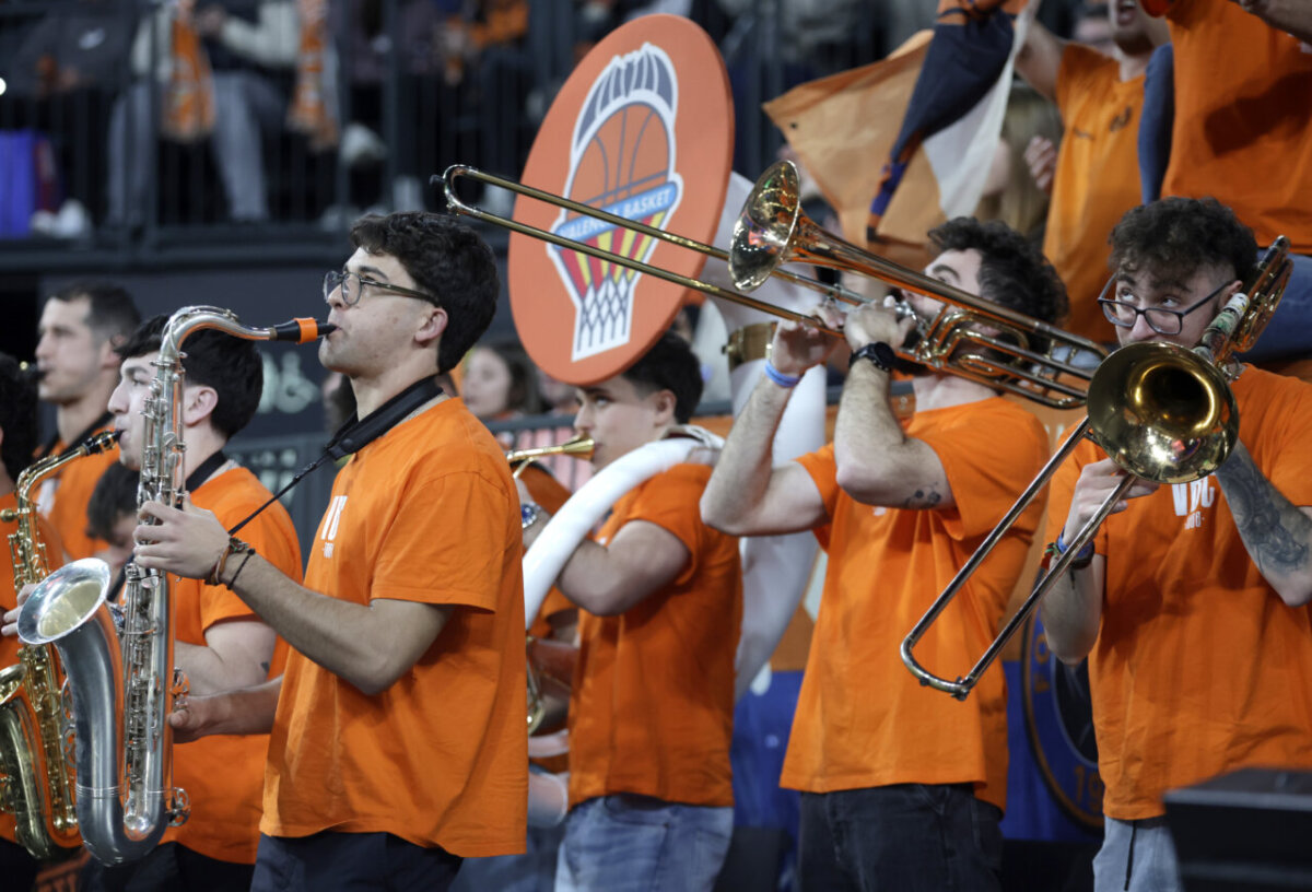 Animadores del Valencia Basket tocando instrumentos en el Roig Arena