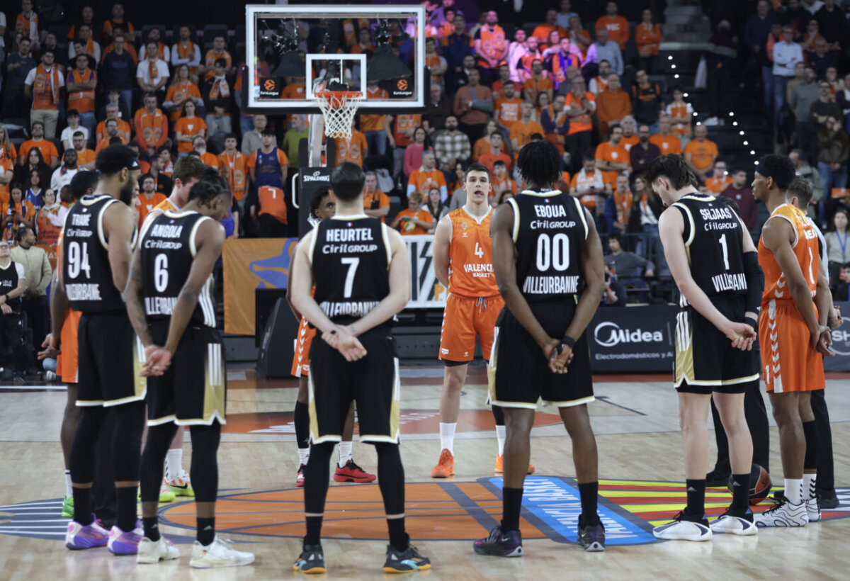 Jugadores de Valencia Basket y ASVEL Villeurbanne en el Roig Arena durante un partido.