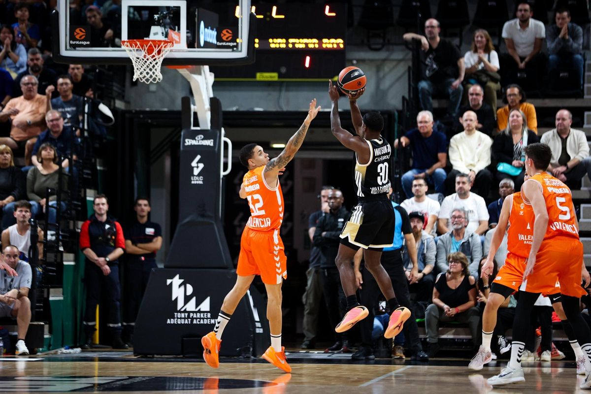 Jugador del Valencia Basket defendiendo a un oponente del ASVEL en un partido de Euroliga.