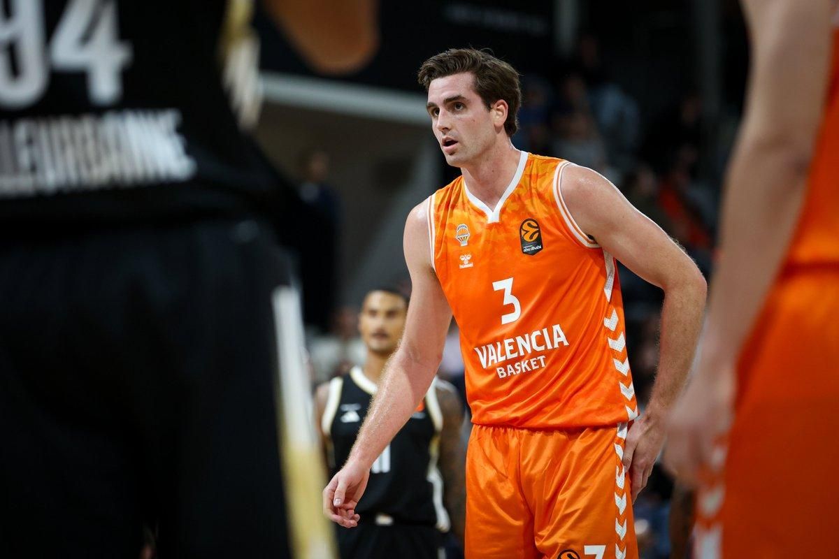 Jugador de Valencia Basket en acción durante un partido de Euroliga
