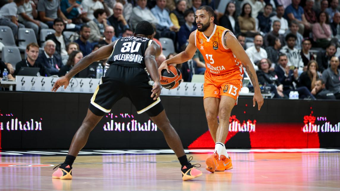 Jugadores de Valencia Basket y ASVEL compiten en un partido de baloncesto