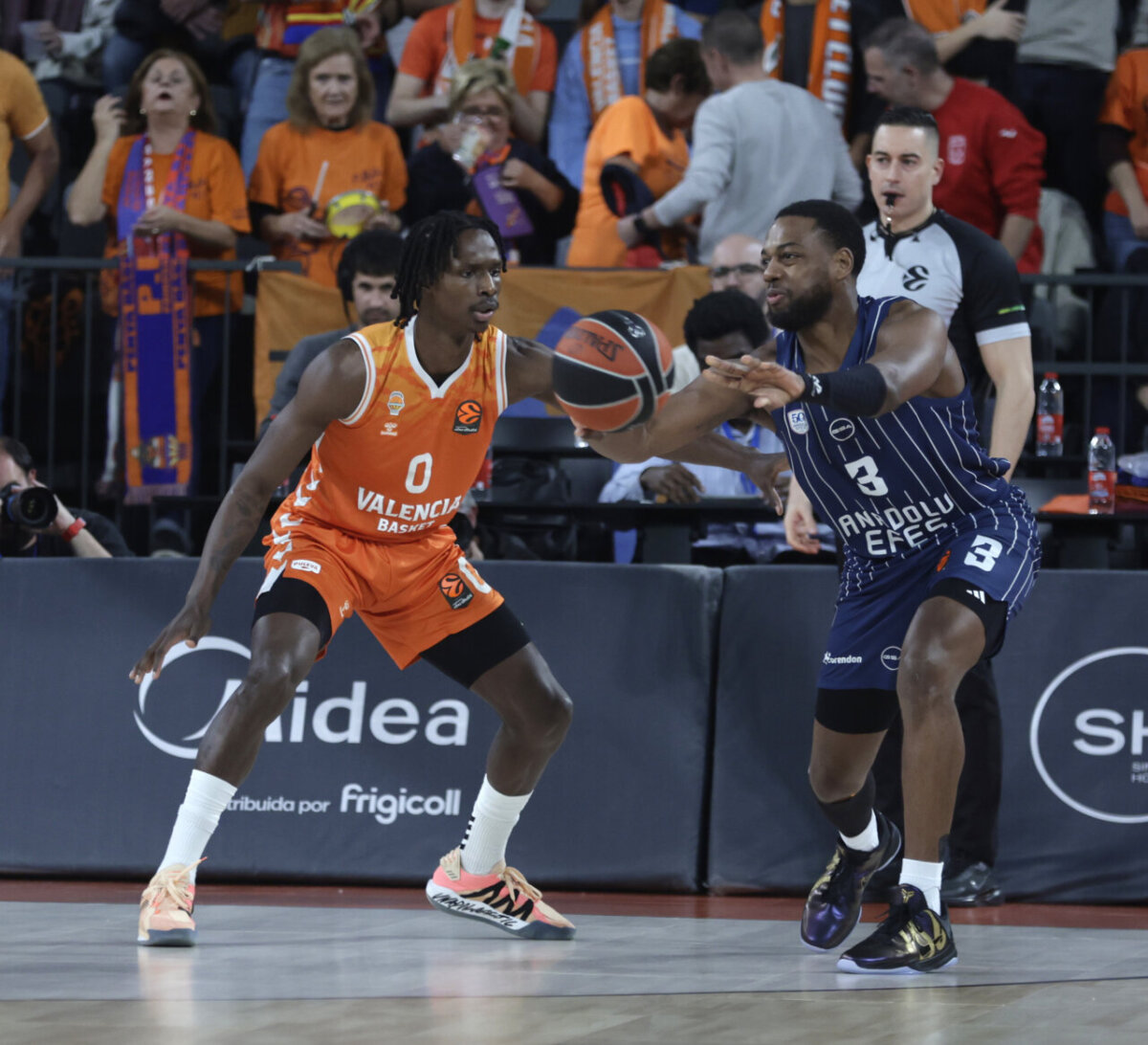 Jugadores de Valencia Basket y Anadolu Efes compiten en un partido de baloncesto