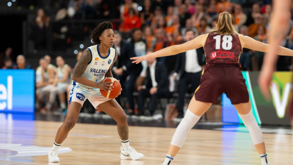 Jugadora del Valencia Basket en acción durante un partido de Euroliga.