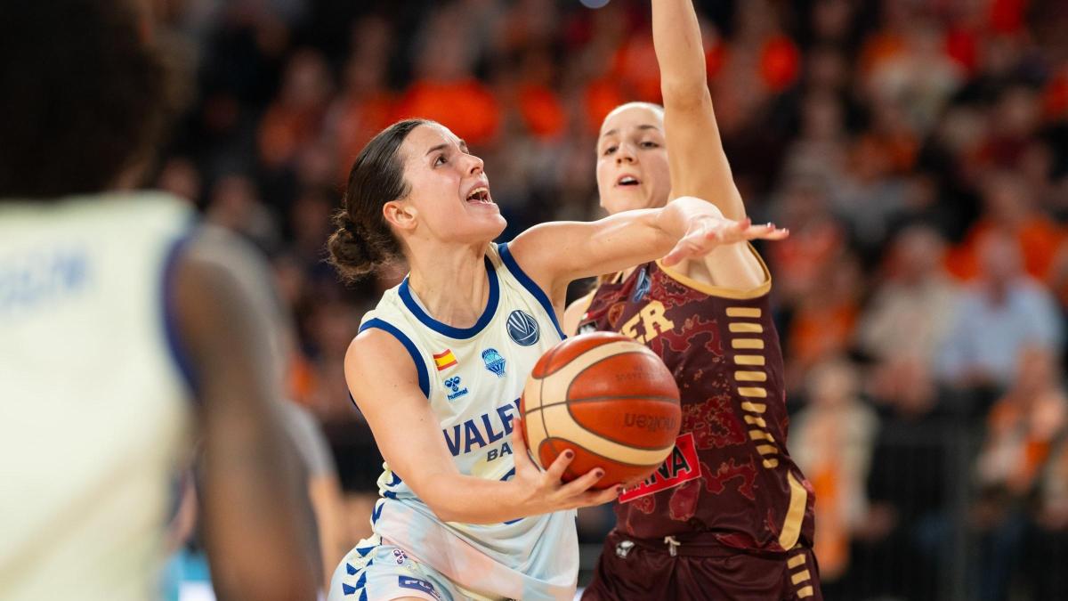 Jugadora del Valencia Basket intentando anotar durante un partido de Euroliga