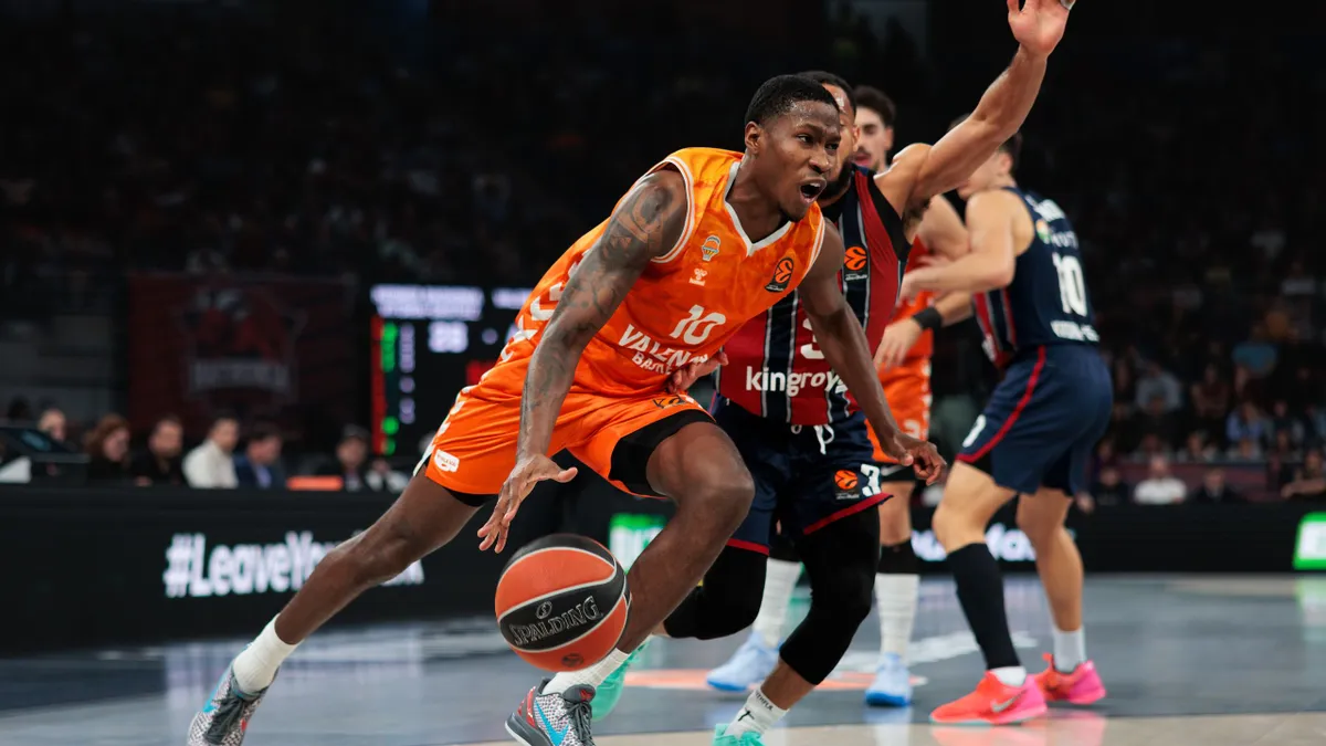 Jugador del Valencia Basket en acción durante un partido de Euroliga