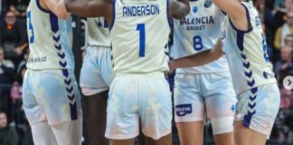 Jugadoras del equipo femenino de Valencia Basket celebrando en el Roig Arena