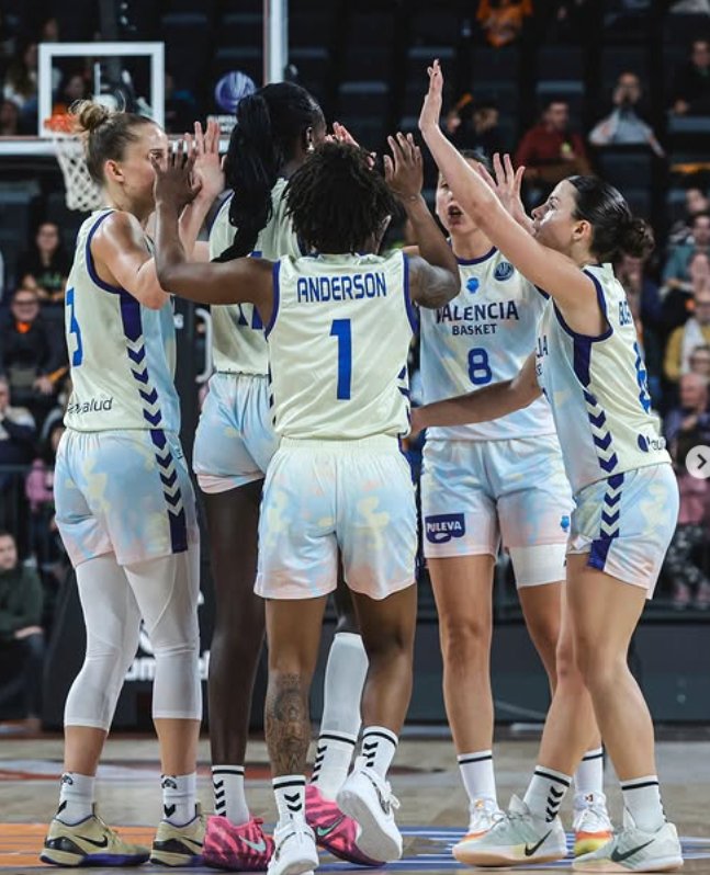 Jugadoras del equipo femenino de Valencia Basket celebrando en el Roig Arena