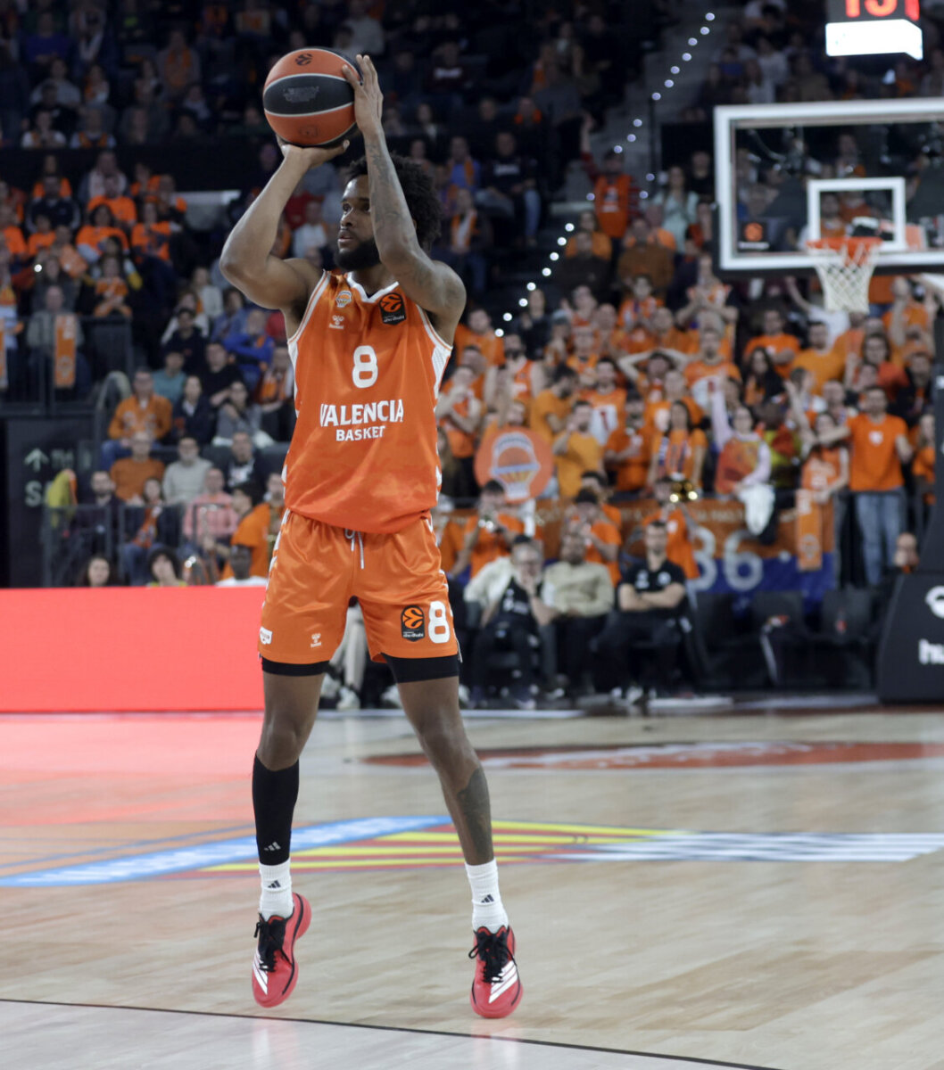 Jugador de Valencia Basket lanzando a canasta en el Roig Arena
