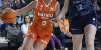 Jugadora de Valencia Basket driblando el balón durante un partido contra Leganés.