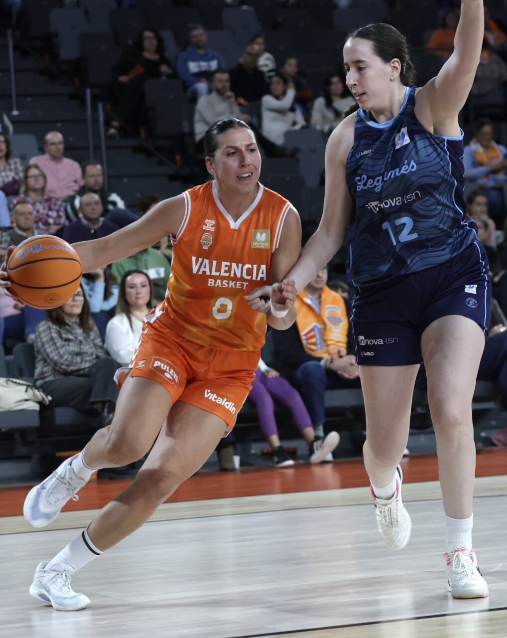 Jugadora de Valencia Basket driblando el balón durante un partido contra Leganés.