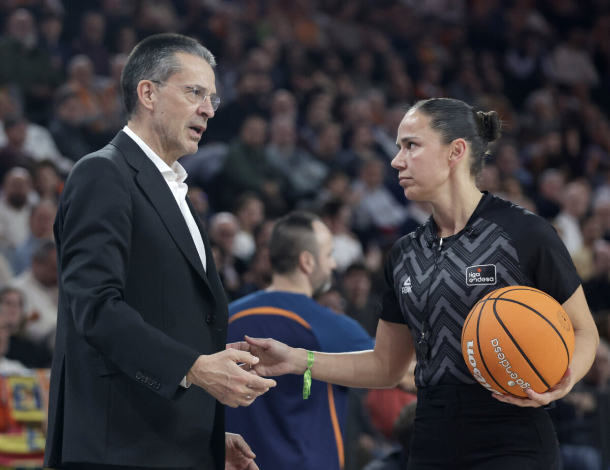 Entrenador y árbitra durante el partido de baloncesto entre Valencia Basket y Lleida.