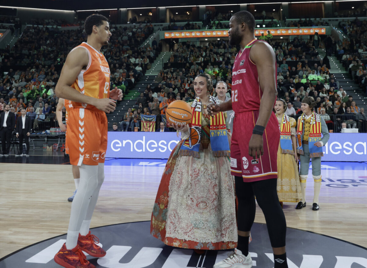 Jugadores de Valencia Basket y Lleida durante el saque de honor en el Roig Arena