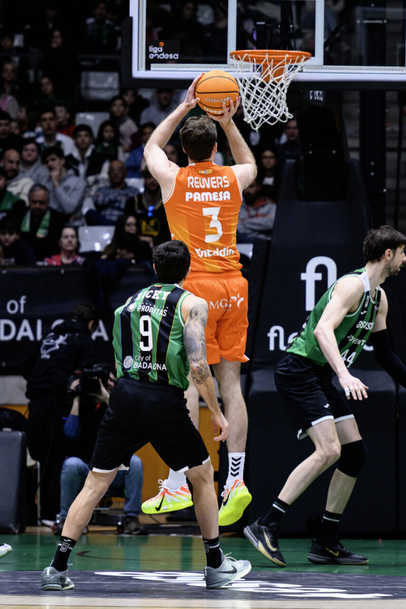 Jugador de Valencia Basket lanzando a canasta en un partido contra Joventut