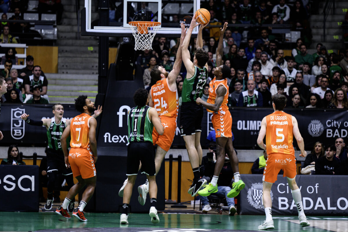 Jugadores de Valencia Basket y Joventut en acción durante un partido intenso.