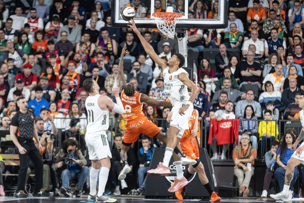 Jugadores de baloncesto en acción durante un partido emocionante