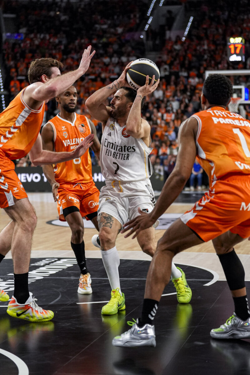 Jugadores de Valencia Basket y Real Madrid compiten en la semifinal de la Copa del Rey.