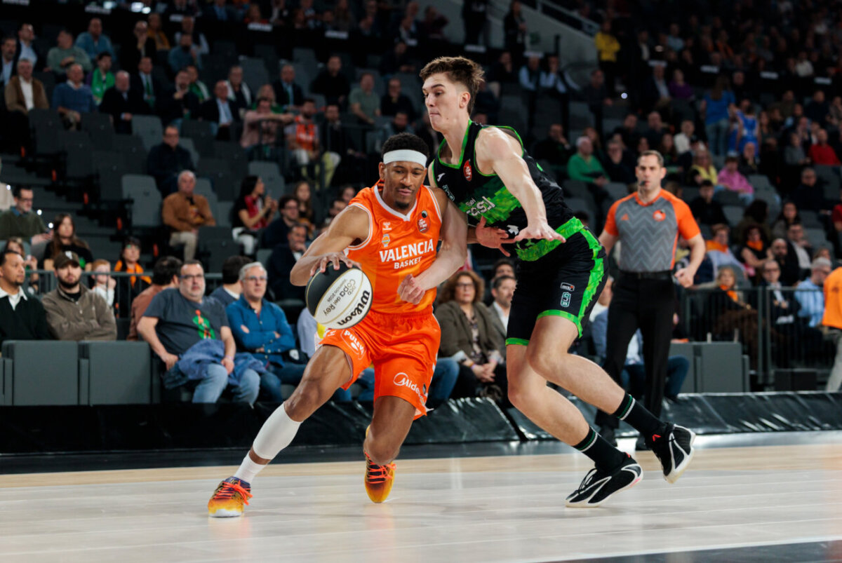 Jugador de Valencia Basket en acción durante un partido de baloncesto