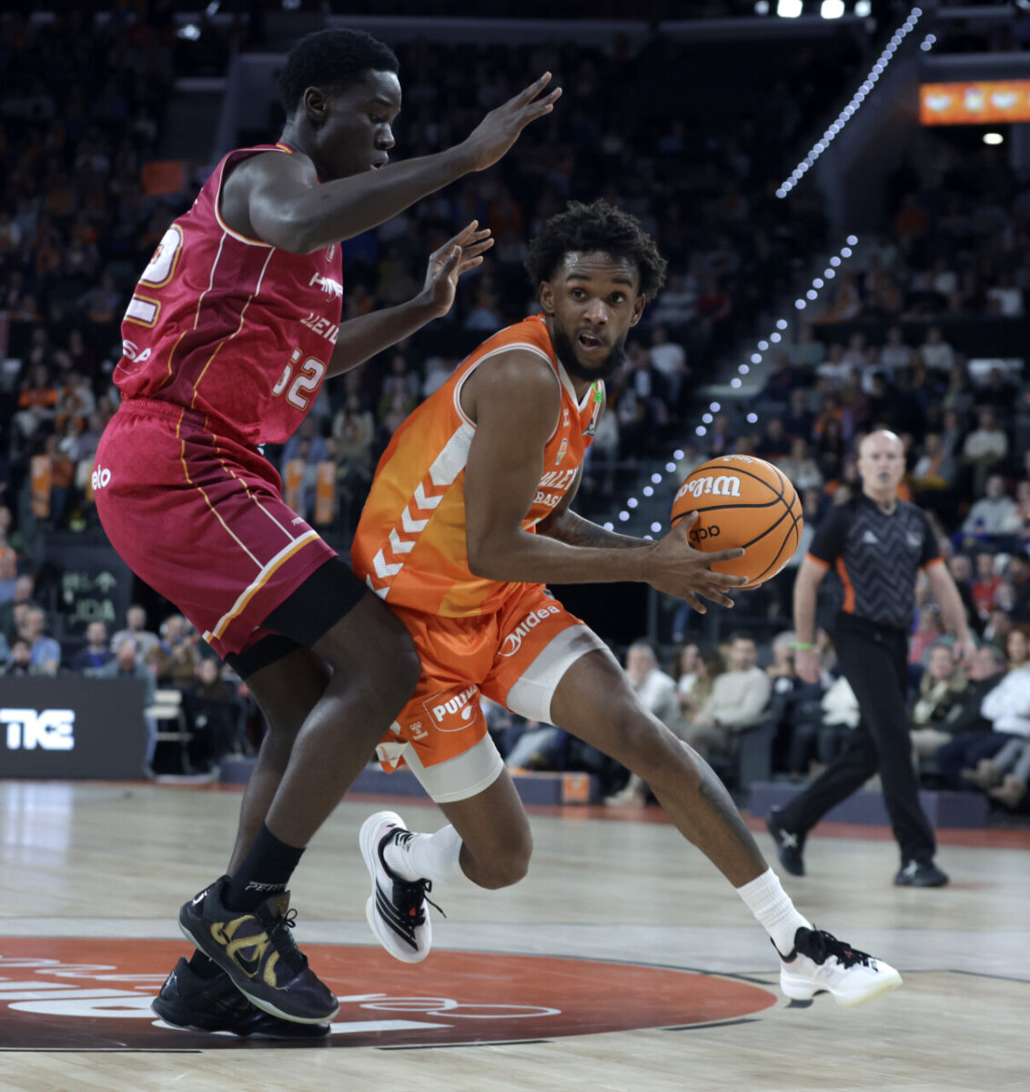 Jugadores de Valencia Basket y Hiopos Lleida compiten por el balón en el Roig Arena.