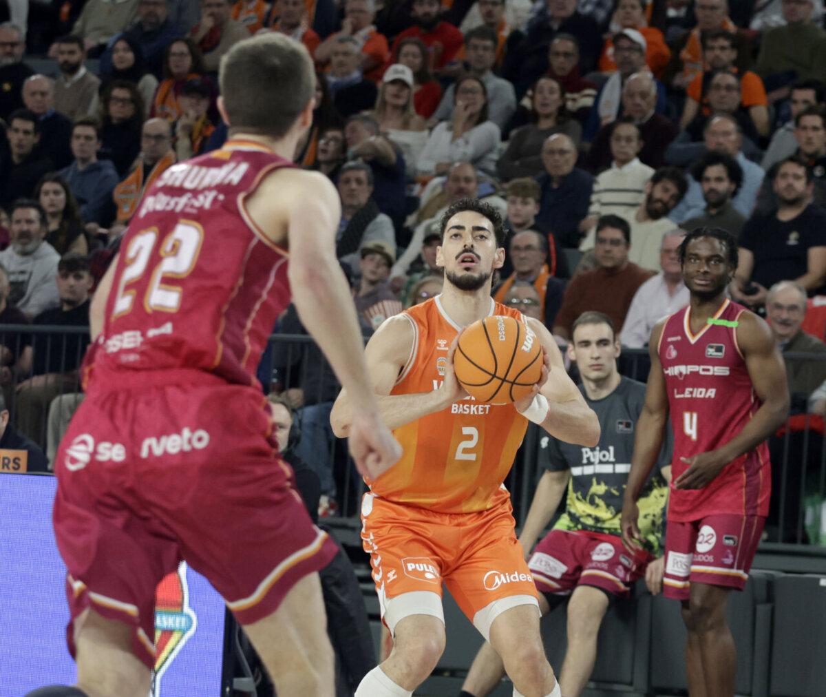 Jugador de Valencia Basket lanzando a canasta durante un partido