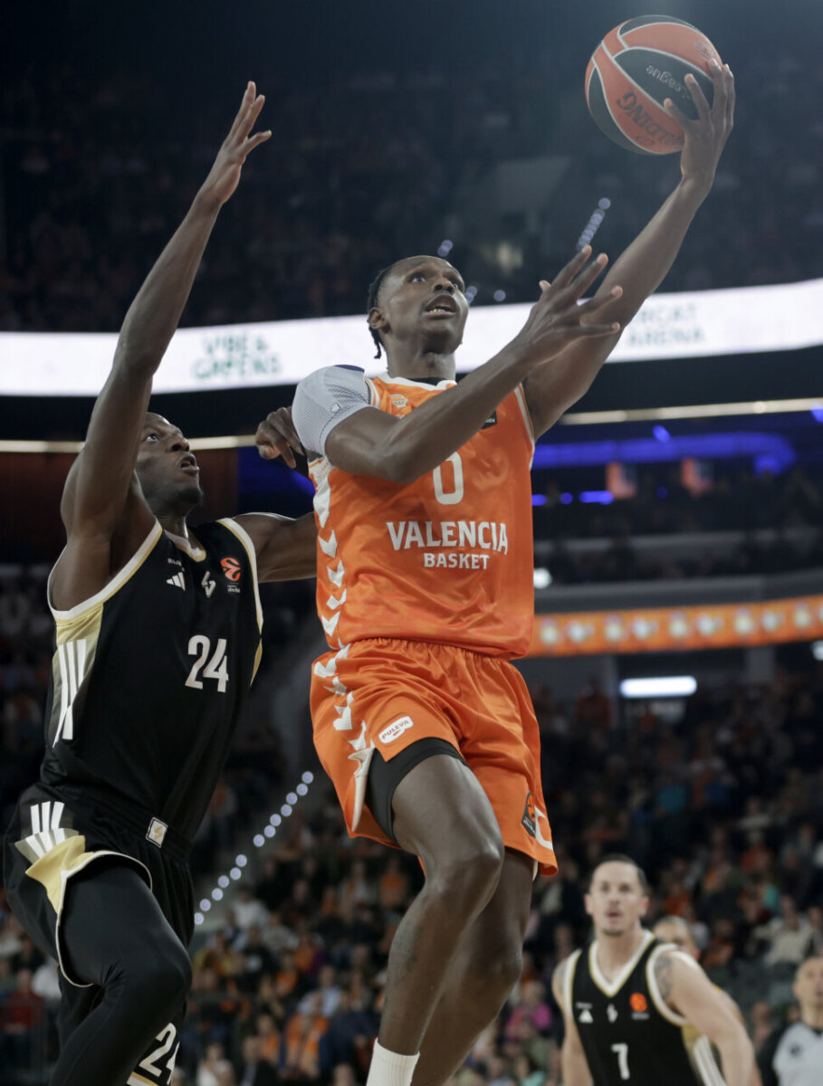 Jugador de Valencia Basket en acción durante un partido contra ASVEL Villeurbanne.