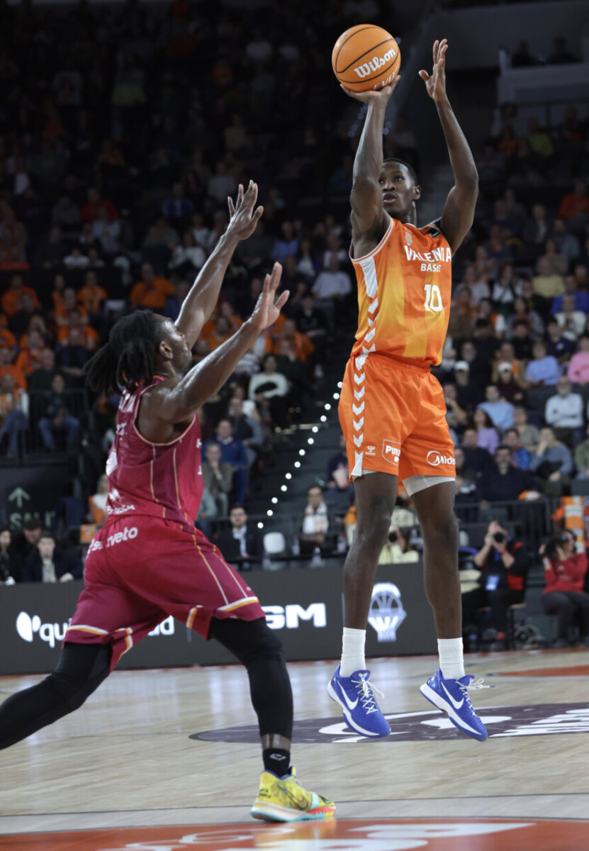 Jugador de Valencia Basket lanzando a canasta durante un partido