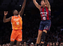 El Valencia Basket pulveriza récords europeos y firma una de las mayores exhibiciones ofensivas de la era moderna Jugadores de Valencia Basket y Baskonia compiten en un partido de baloncesto.