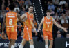 Jugadores del Valencia Basket celebrando durante un partido de baloncesto
