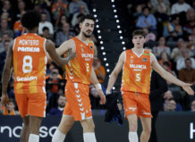 Jugadores del Valencia Basket celebrando durante un partido de baloncesto