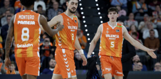 Jugadores del Valencia Basket celebrando durante un partido de baloncesto