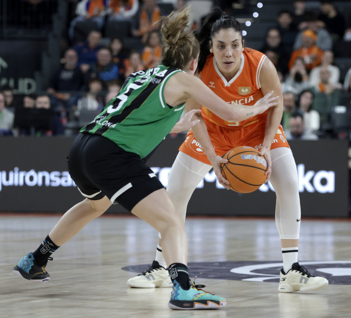 Jugadora de Valencia Basket en acción durante un partido en el Roig Arena.