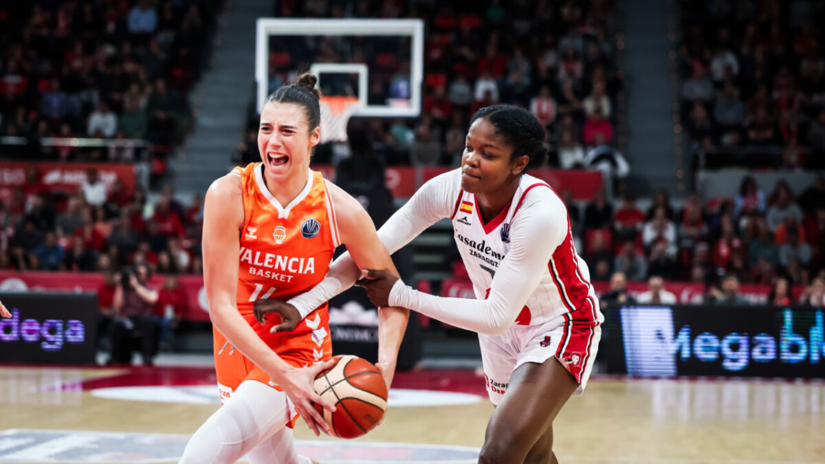 Jugadoras de Valencia Basket y Casademont Zaragoza compiten por el balón