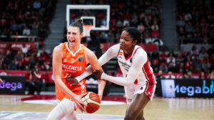 Jugadoras de Valencia Basket y Casademont Zaragoza compiten por el balón