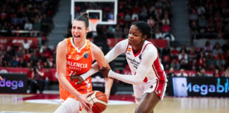 Jugadoras de Valencia Basket y Casademont Zaragoza compiten por el balón