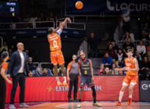 Valencia Basket asalta Andorra con autoridad antes de la Copa Jugador de Valencia Basket lanzando un tiro de baloncesto en un partido.