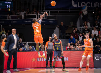 Valencia Basket asalta Andorra con autoridad antes de la Copa Jugador de Valencia Basket lanzando un tiro de baloncesto en un partido.