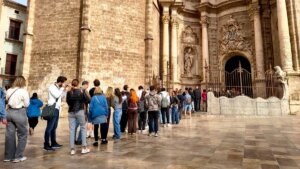 Cola de visitantes en el Centro de Recepción del Santo Cáliz en Valencia
