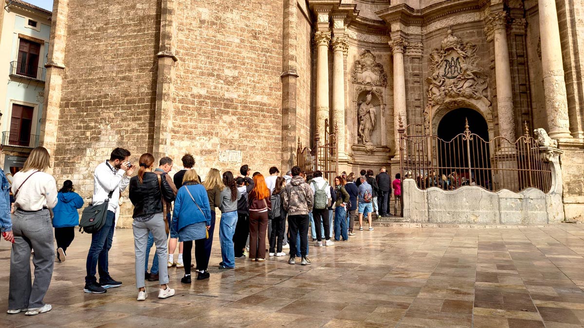 Cola de visitantes en el Centro de Recepción del Santo Cáliz en Valencia