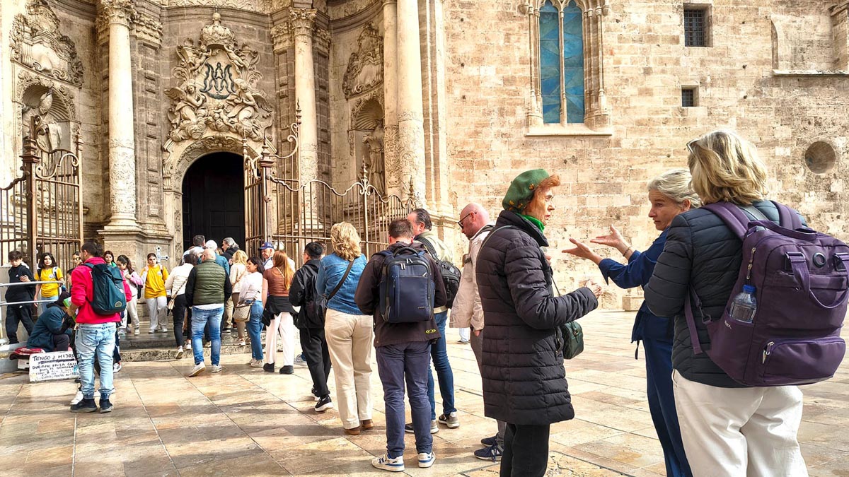 Visitantes en el Centro de Recepción del Santo Cáliz en Valencia
