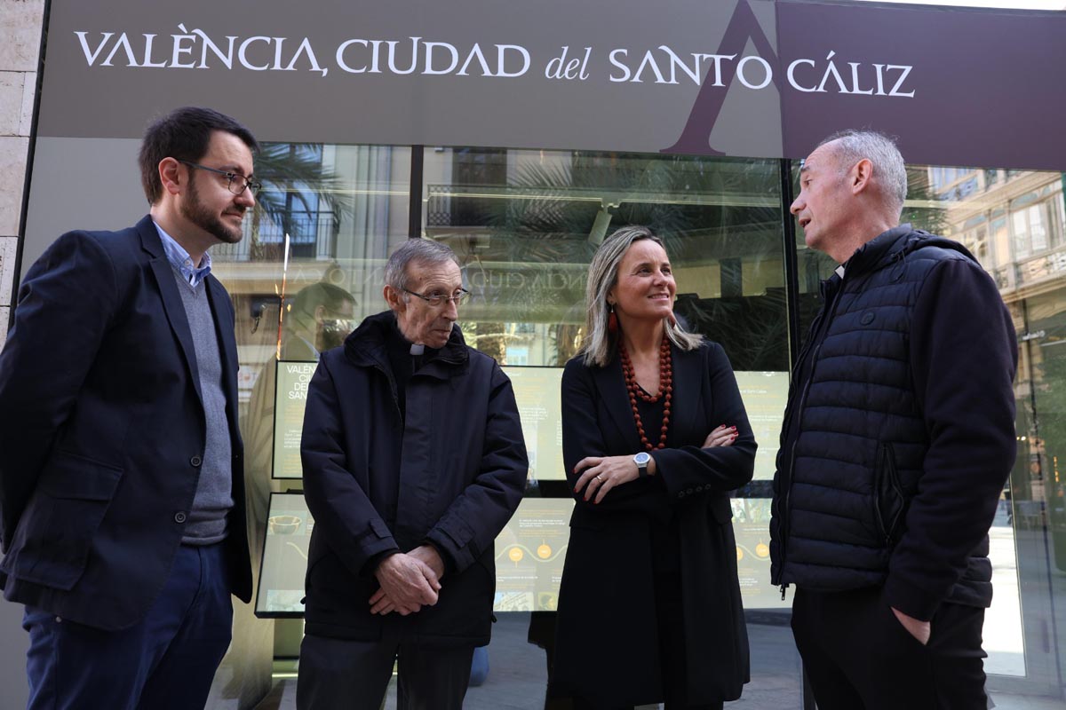 Visita al Centro de Recepción del Santo Cáliz en Valencia con varias personas conversando.