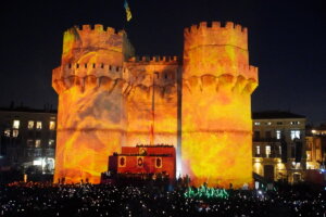 Espectacular proyección en las Torres de Serranos durante las Fallas de Valencia 2026.