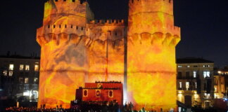 Espectacular proyección en las Torres de Serranos durante las Fallas de Valencia 2026.